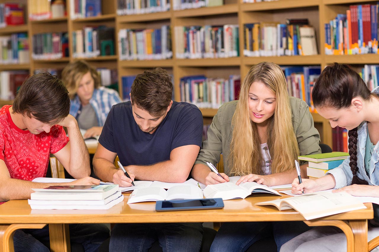 Un grupo de alumnos trabajando los adjetivos demostrativos en francés