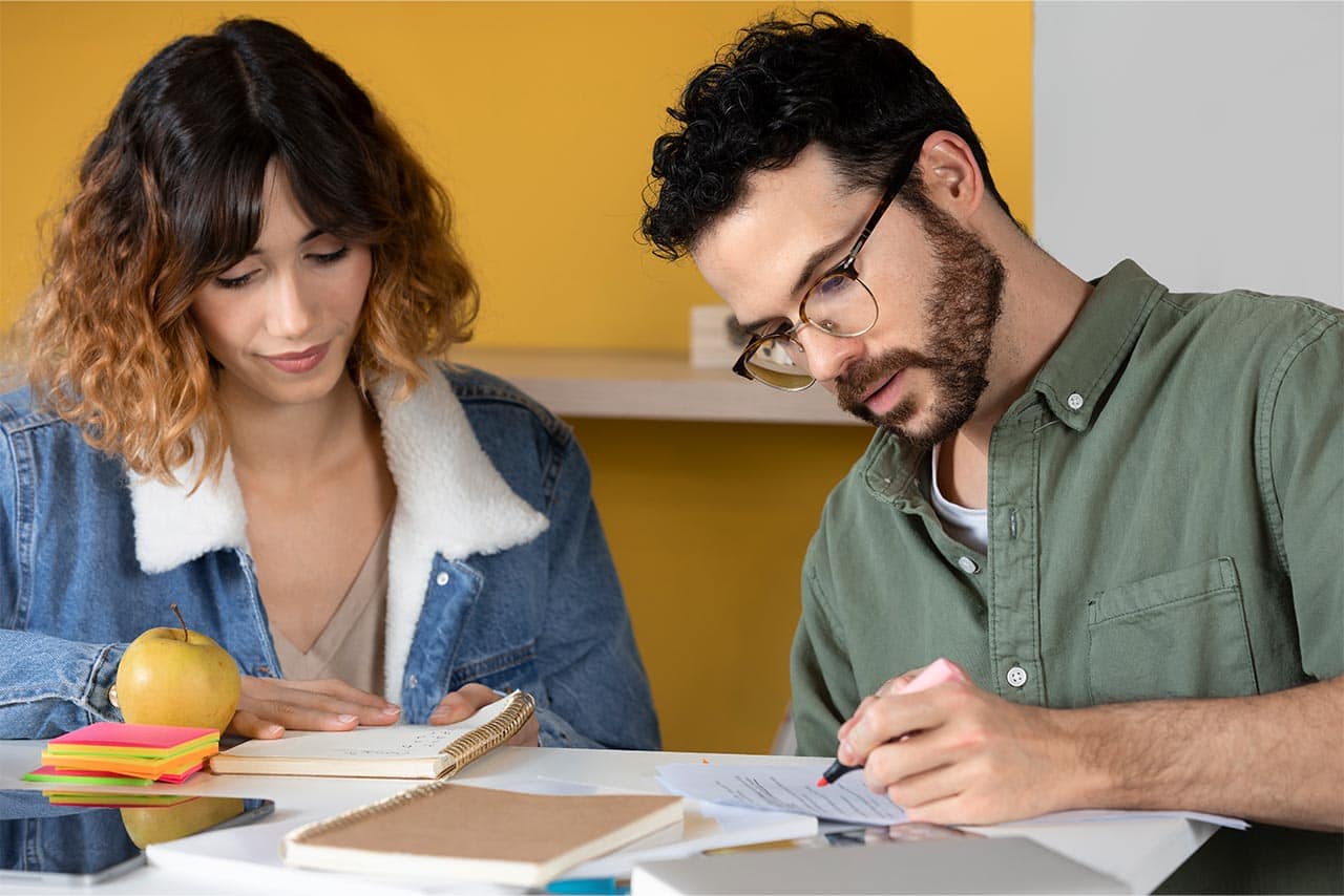 Dos estudiantes practican los pronombres personales en inglés